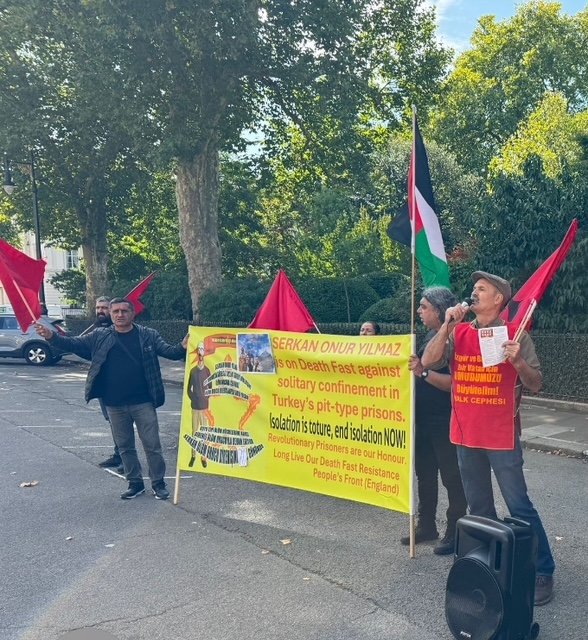 İngiltere’de Halk Cepheliler Tarafından Türkiye ve Fransa Elçilikleri Önünde Protesto Gösterisi Düzenlendi - Image 1