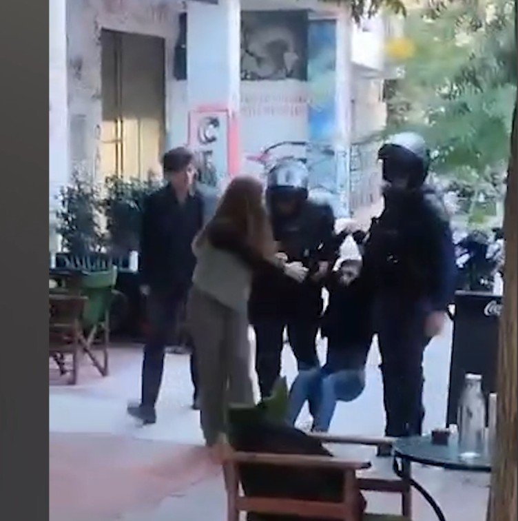 Yunanistan Halk Cephesi’nden Hasan Farsak ve Kostandina Karçioti’nin Gözaltına Alındıkları zaman Elimize Geçen Videoları Yayınlıyoruz - Image 1