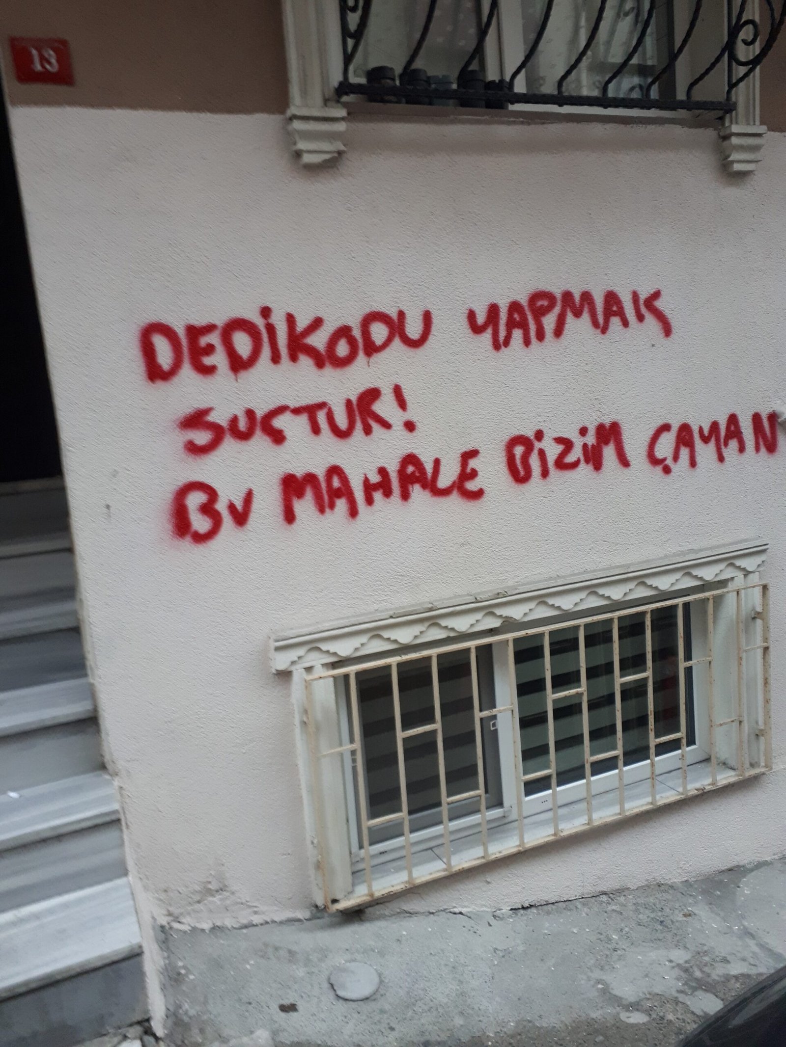 Bu Mahalle Bizim Çayan: Yozlaşmaya Karşı Duvar Yazılamaları Yaptı - Image 1