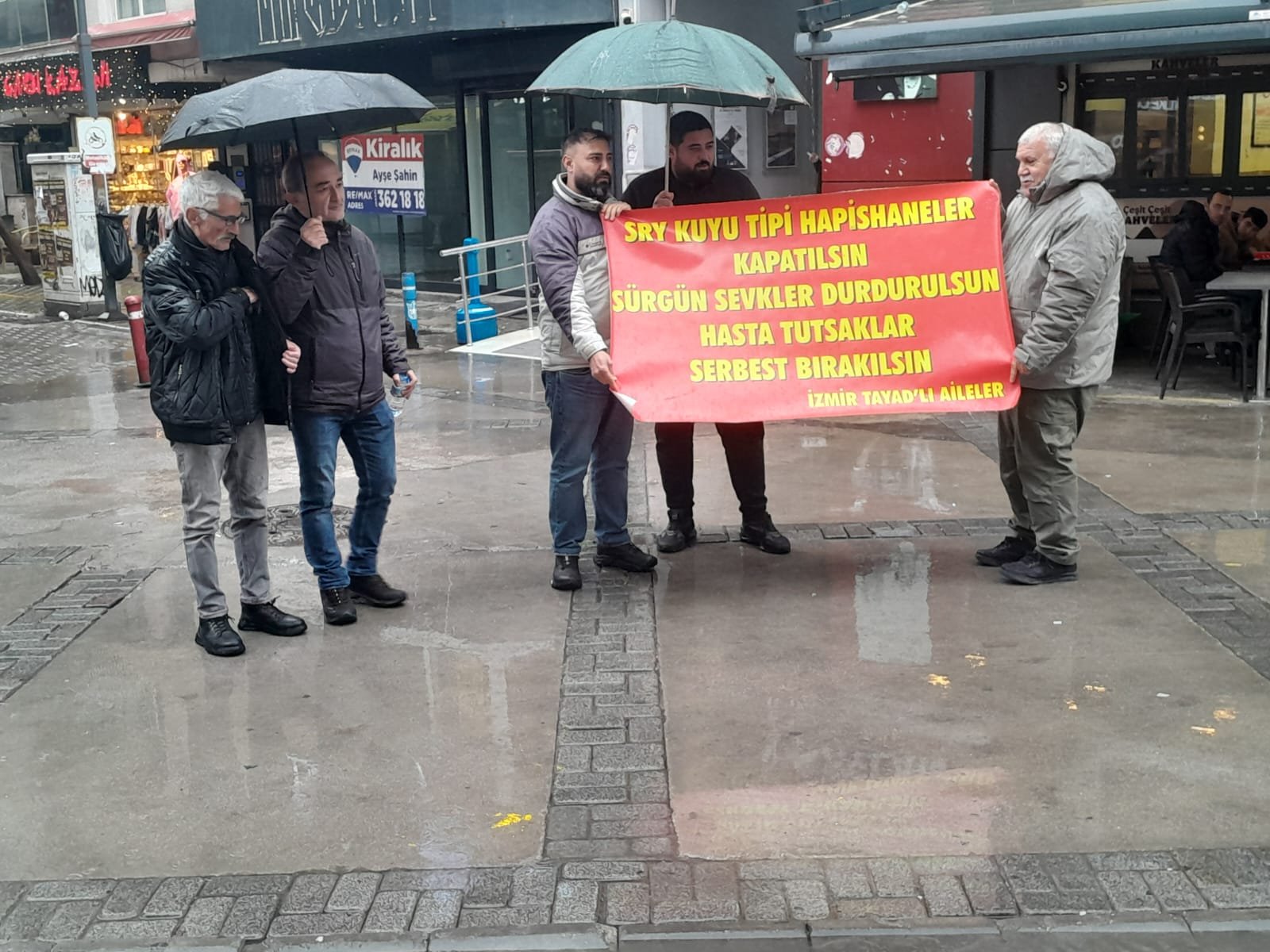 İzmir TAYAD’lı Aileler Tuğçenur Özbay’ın Taleplerinin Kabul Edilmesi İçin Basın Açıklaması Yaptı - Image 1