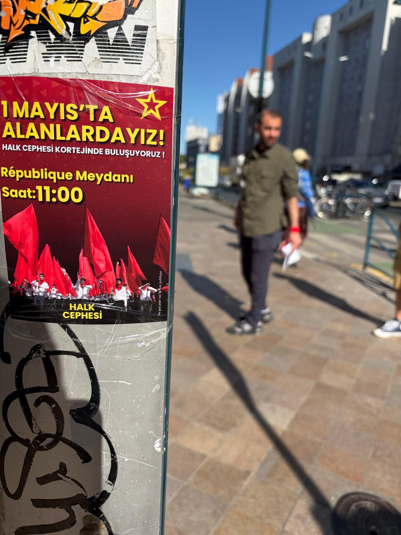 Paris’te 1 Mayıs İçin Afiş ve Pullama Yapıldı - Image 1