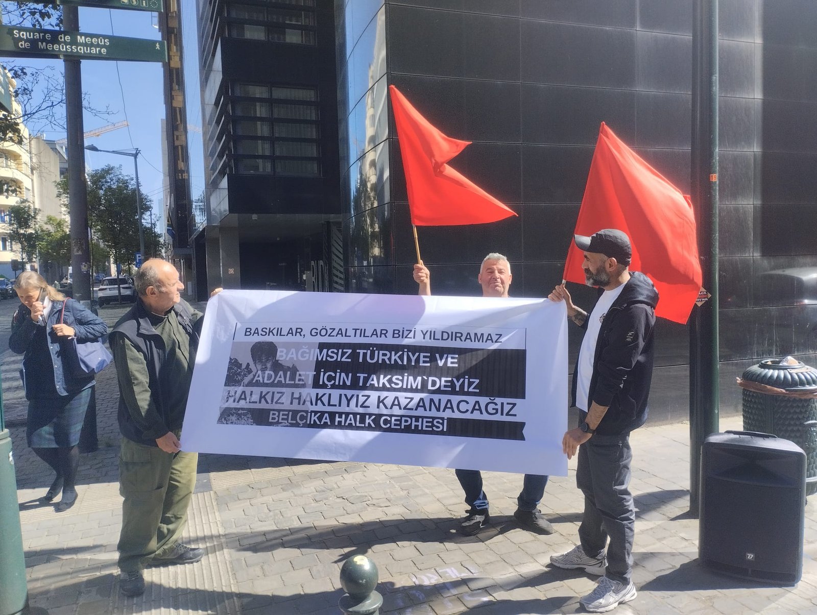 Belçika: Türkiye Konsolosluğu Önünde Gözaltılar Baskınlar Protesto Edildi - Image 1