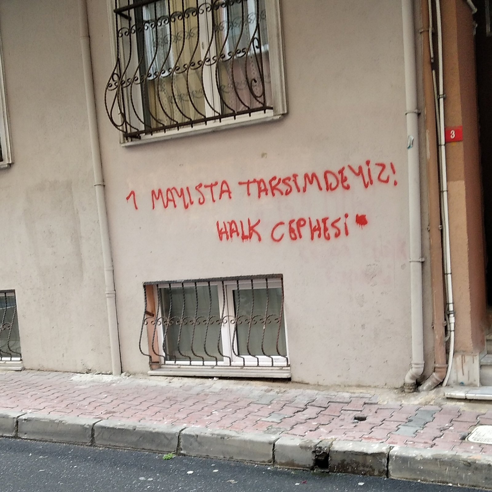 Çayan Mahallesinde Halk Cepheliler 1 Mayıs’a Çağrı Yazılamaları Yaptı - Image 1