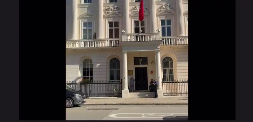 Londra da Uğur Pektaş Destek Açlık grevinin 19. Günün de Türk ve Fransız Elçilikleri Önün de Protesto Eylemi Gerçekleştirildi - Image 1