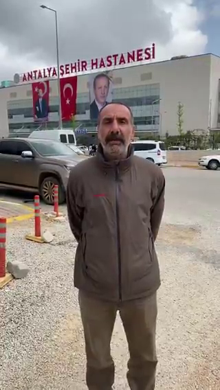 Antalya Şehir Hastanesi Önünde TAYAD’lı Ferdi Sarıkaya Gürkan Türkoğlu’nun Sağlık Durumuyla İlgili Açıklama Yapıyor - Image 1